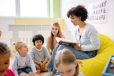 Diferenta-dintre-bilingv-si-intensiv-Cum-pot-invata-copiii-limba-engleza-cu-ajutorul-cursurilor-potrivite